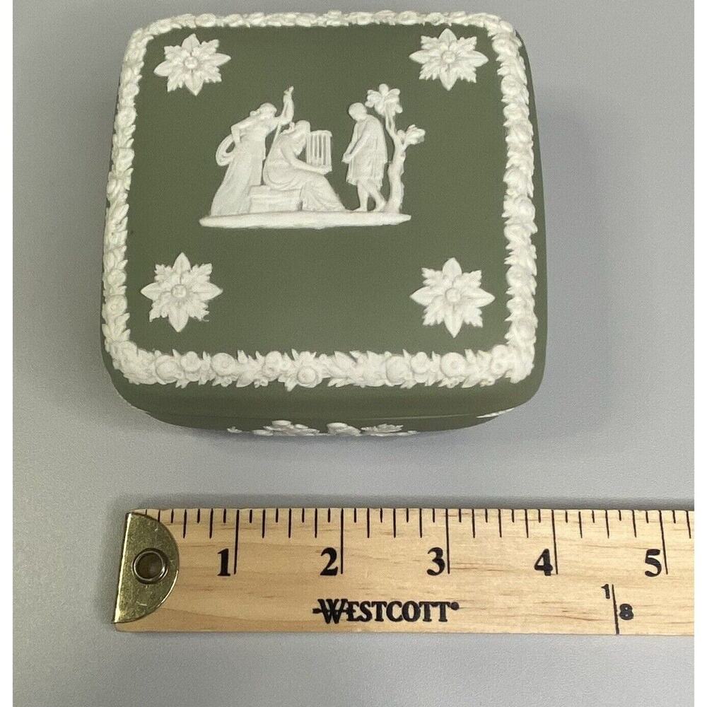 VTG Wedgewood Saga Green Jasperware Porcelain Trinket Box England 4" x 4" x 3" - Picture 10 of 11